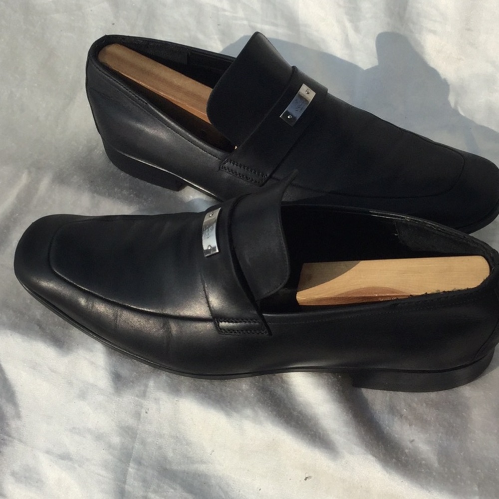 Gucci black leather loafers. 9 1/2D fair condition